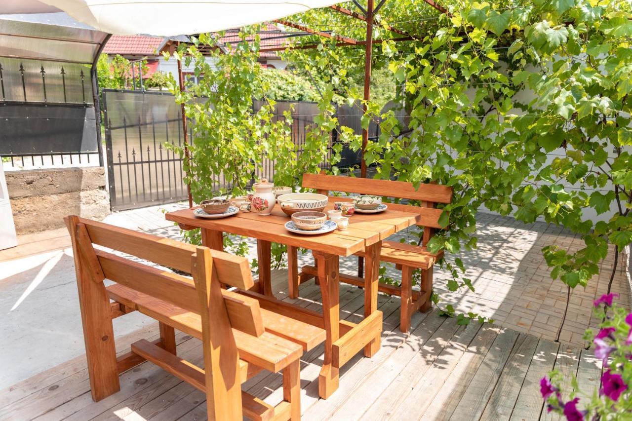 La Fanar Guesthouse Curtea De Arges Exterior photo